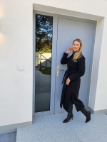 Czarny, zimowy płaszcz damski z wełną, wiązaniem w pasie i rozcięciami po bokach - Joanna  265