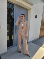 Klasyczny żakiet damski z biżuteryjnymi guzikami w beżowym odcieniu- Blanka 186-695