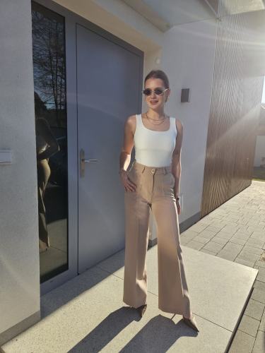 Eleganckie beżowe spodnie damskie z poszerzanymi nogawkami  i ozdobnym guzikiem- Monika 207-695