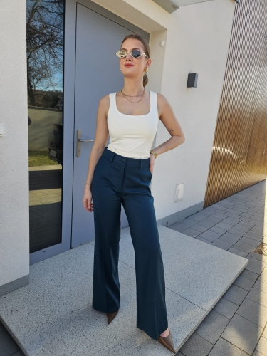 Eleganckie spodnie damskie z poszerzanymi nogawkami w odcieniu butelkowej zieleni - Monika 207-976