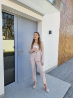 Klasyczny żakiet damski z ozdobnymi guzikami w odcieniu pudrowego różu - Blanka 186-1015