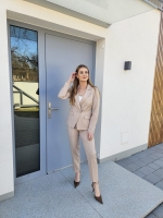 Klasyczny żakiet damski z ozdobnymi guzikami w beżowym odcieniu - Blanka 186-1013